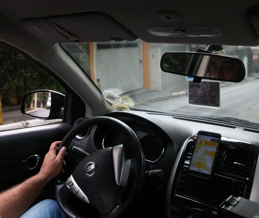Motoristas clandestinos abordam passageiros na rodoviária de Maringá