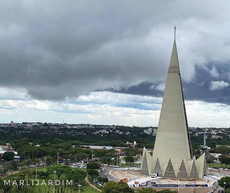 Avanço de frente fria deve provocar chuva e diminuir a temperatura em Maringá