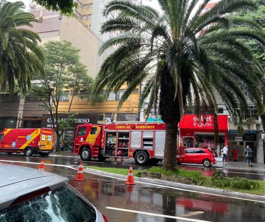 Bombeiros combatem incêndio em prédio comercial no centro de Maringá