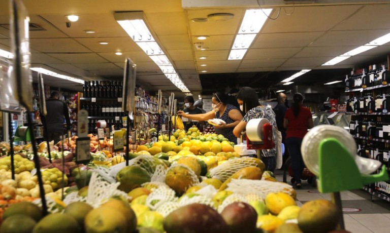 Supermercado é multado em R$ 240 mil logo depois de ganhar liminar para abrir