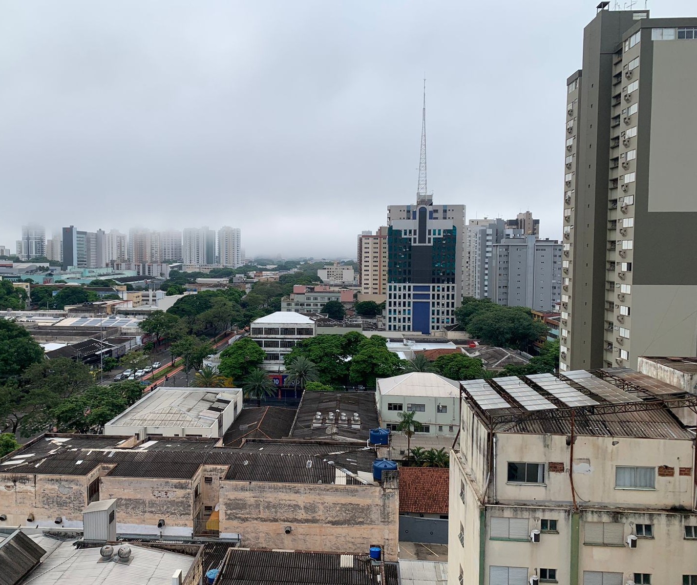 Nebulosidade e chuvas marcam a terça-feira em Maringá