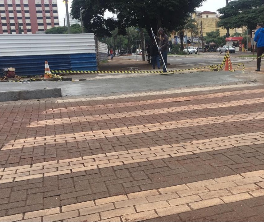 Deficientes visuais denunciam risco em faixas de pedestres no novo centro em Maringá