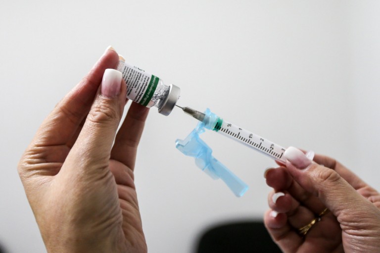 Estoque de doses da vacina contra a Covid-19 em Maringá deve durar até o fim da semana