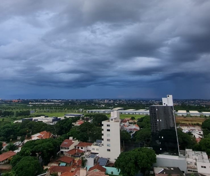 Tarde de domingo com possibilidade de chuva em Maringá 
