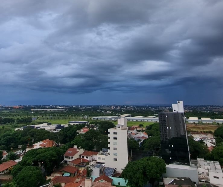 Tarde de domingo com possibilidade de chuva em Maringá