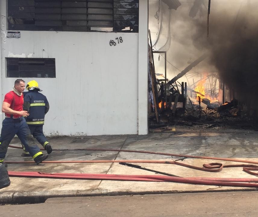 Incêndio atinge loja de decoração de eventos na Av. Brasil, em Maringá
