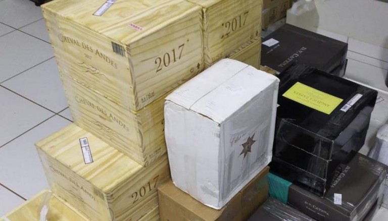 Polícia apreende 228 garrafas de vinhos importados irregularmente em ônibus