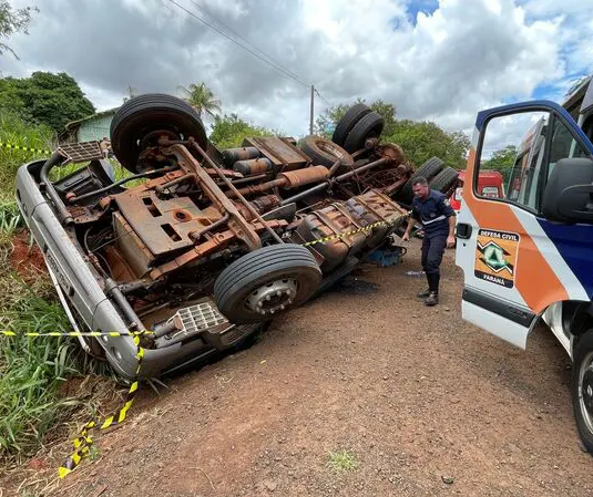 Caminhão tomba e motorista morre na BR-376, em Nova Londrina