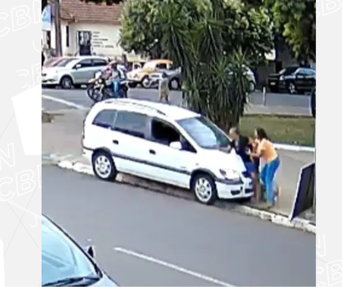 Motorista perde controle e atropela mulheres na calçada em Sarandi