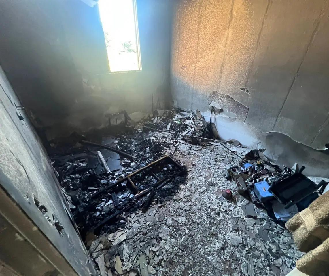 Incêndio destrói apartamento e jovem é socorrida após inalar fumaça