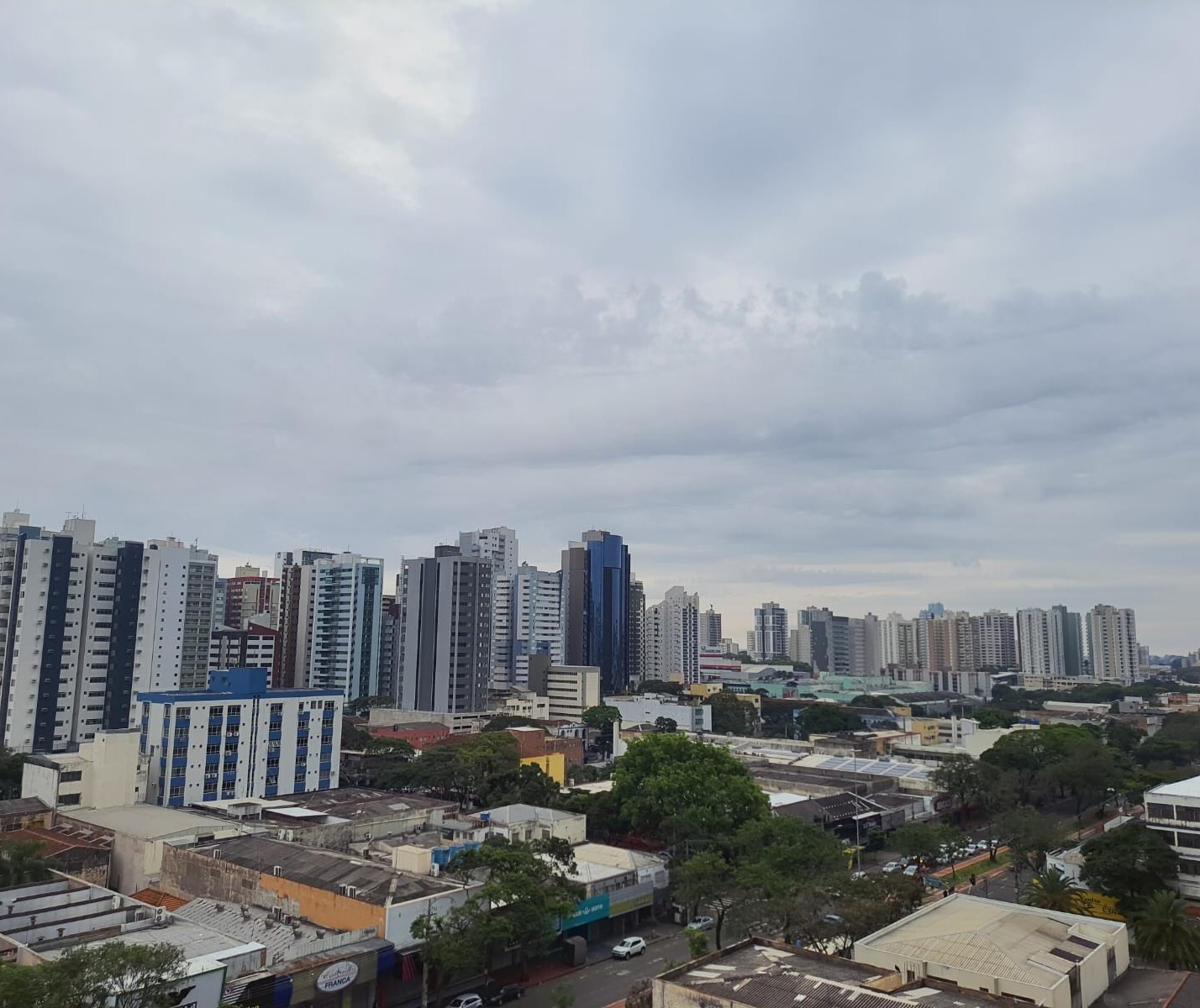 Segunda-feira de muitas nuvens em Maringá; previsão diz que não há chuva