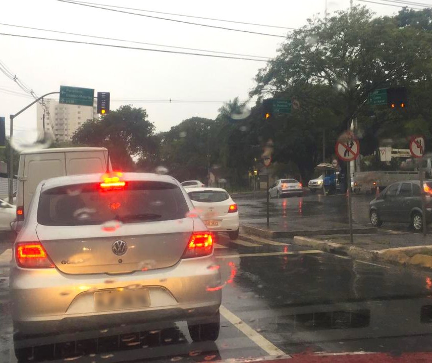 Raios danificam 27 semáforos e reparo depende de peças vindas de Curitiba