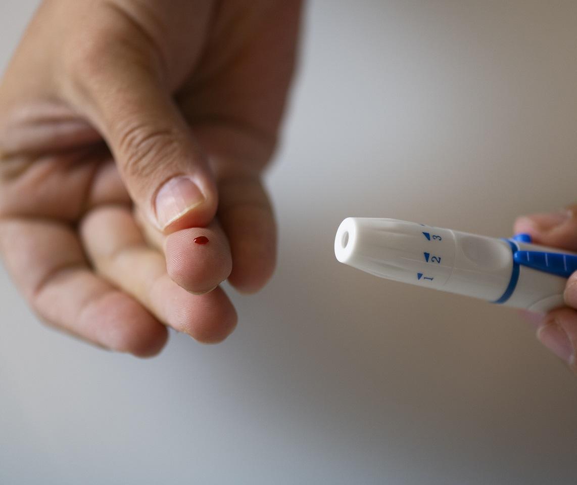 10 crianças são picadas com lanceta para medir glicose em desafio da coragem