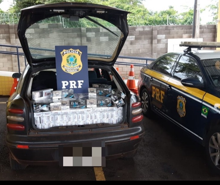 PRF apreende carro lotado de cigarros do Paraguai