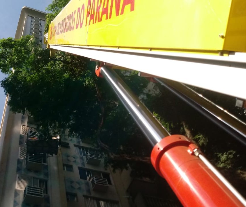 Bombeiros utilizam plataforma de salvamento para resgatar idosa em prédio de Maringá