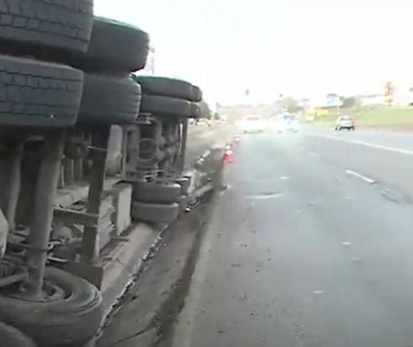 Carreta tomba no Contorno Sul; valeta para escoamento da chuva pode ter provocado acidente