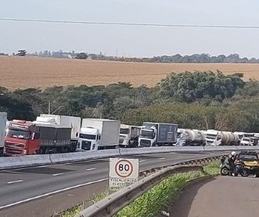 Fila de caminhões se forma no Contorno Norte após passarela ser arrancada