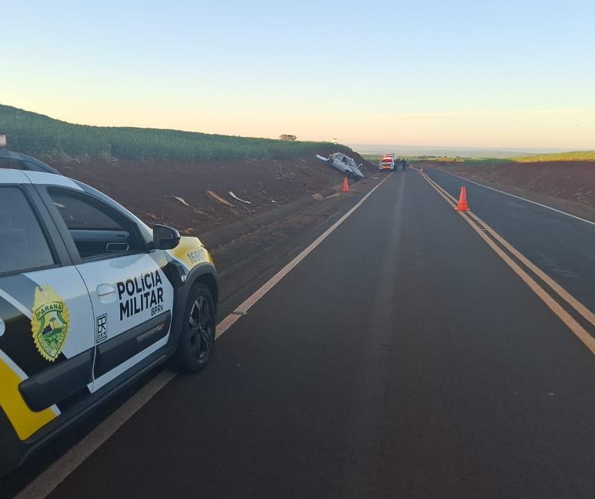 Carro capota, motorista morre e passageira fica ferida na PR-552