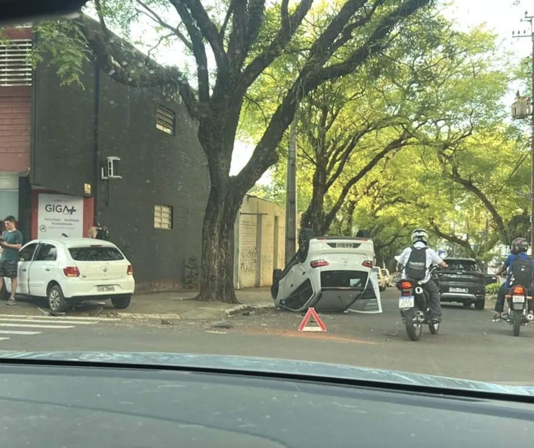 Colisão entre dois carros provoca capotamento na Zona 7, em Maringá; veja vídeo
