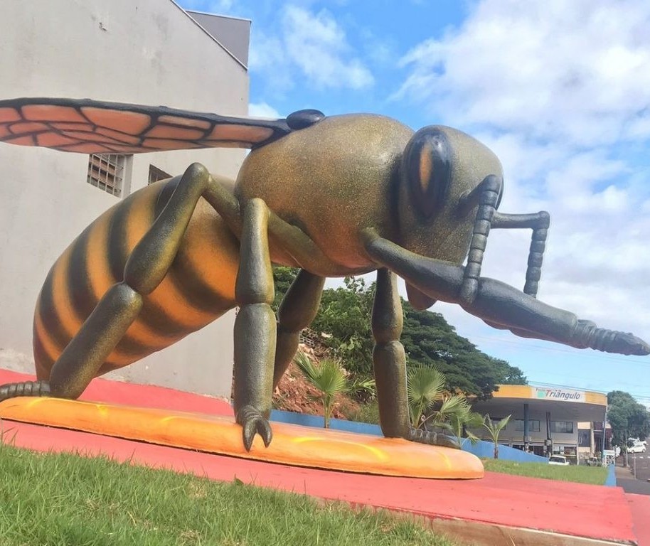 ‘Monumento da abelha’ de Mandaguaçu chama a atenção e viraliza nas redes sociais