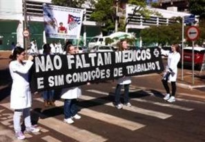 Médicos e estudantes de medicina participam de protesto nacional em Maringá