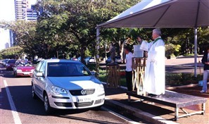 Motoristas acordam cedo para receber benção do Dia de São Cristóvão em Maringá