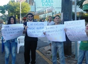 Mais de 70 comerciantes baixaram as portas na Avenida Morangueira em protesto contra a implantação dos corredores exclusivos para ônibus