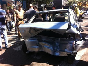 Dez veículos se envolvem em acidente de trânsito no centro de Maringá