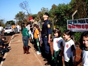 Crianças abraçam o Parque do Sabiá em Maringá