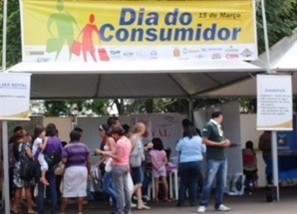 Dia do Consumidor movimentou o centro de Maringá neste sábado com a prestação de diversos serviços gratuitos