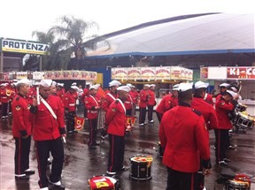 Banda marcial dos fuzileiros navais da marinha do Brasil se prepara para apresentação no parque de exposições