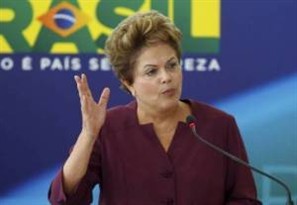 Presidente Dilma Rousseff concede entrevista para duas rádios ao desembarcar no aeroporto de Maringá