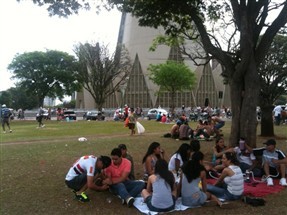 Praça da Catedral, no centro de Maringá,  é opção de lazer para moradores dos bairros