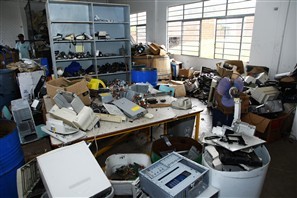 Cooperativa de Maringá recolhe cerca de 20 toneladas de equipamentos eletrônicos inservíveis por mês