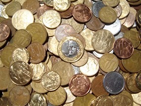 Comerciantes “garimpam” moedas para suprir falta de troco em Maringá