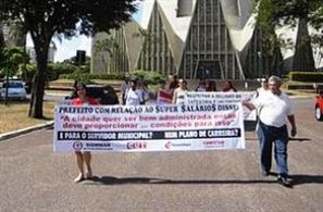 Servidores de Maringá fazem protesto por plano de carreira