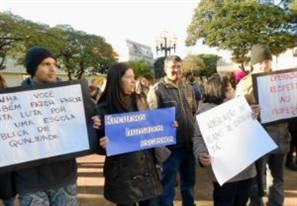 Professores de Sarandi protestam contra a falta de funcionários na educação e os baixos salários