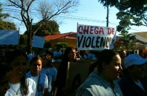 Centenas de pessoas participaram nesta manhã de um protesto em Sarandi pedindo agilidade nas investigações do caso Beatriz Pacheco