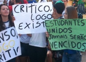 Estudantes do ensino médio protestam em Maringá contra o corte de aulas na matriz curricular do Estado