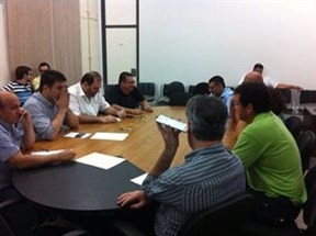 Reunião entre representantes de servidores municipais de Maringá, Prefeitura e Legislativo pode decidir pelo fim da greve ainda nesta sexta-feira (01)