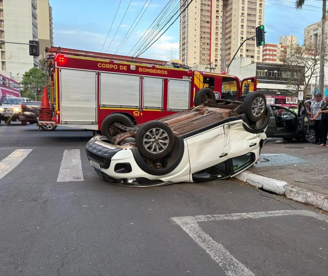 Capotamento deixa mulher ferida no centro de Maringá