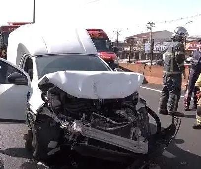 Mulher fica ferida em acidente com três veículos na BR-376, em Sarandi
