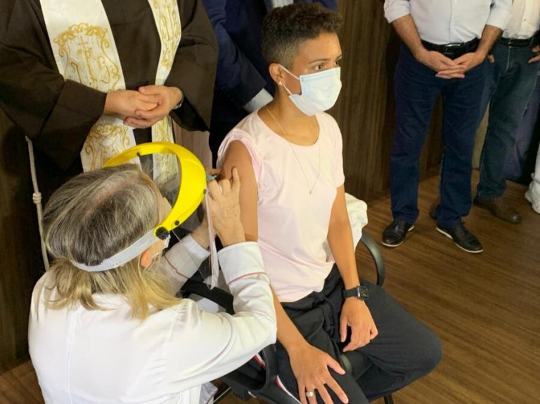 Técnica de enfermagem é primeira vacinada contra a Covid-19 em Maringá