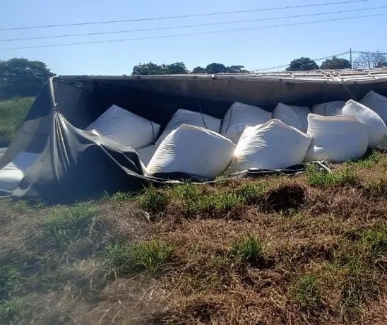 Carreta com mais de 30 mil quilos de fubá tomba no Contorno Sul em Maringá