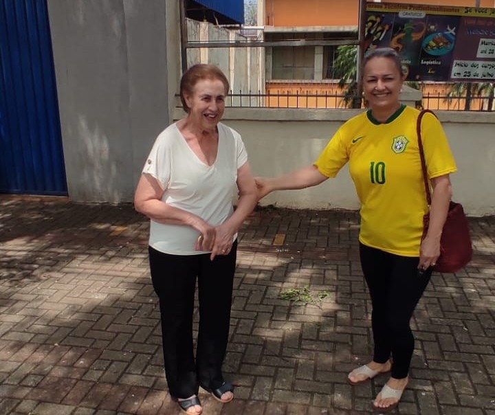 Movimento de eleitores no Instituto de Educação Estadual de Maringá é grande