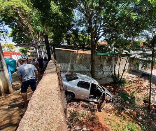 Carro invade colégio e adolescente fica gravemente ferido em Marialva