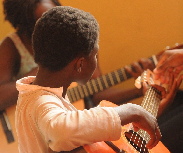 Projeto social do Sesc Maringá oferta aulas de música