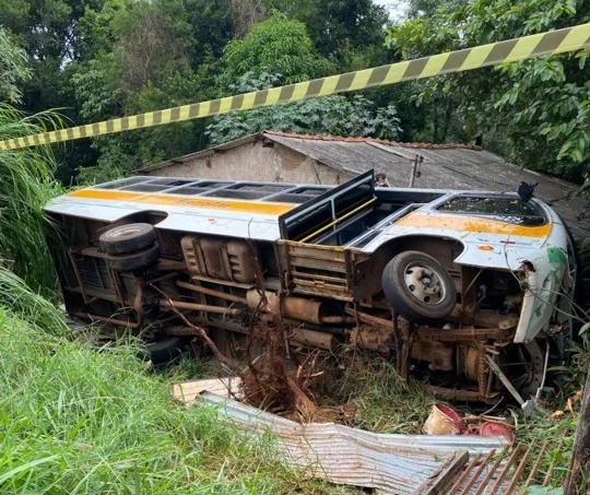 Ônibus escolar tomba e 20 estudantes ficam feridos em Apucarana