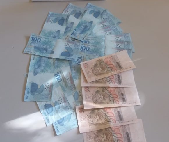 Dois homens são presos e um adolescente apreendido com dinheiro falso
