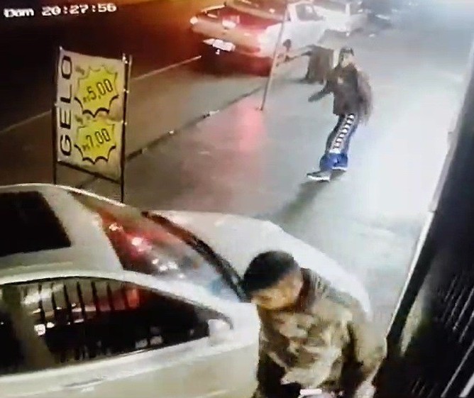 Motorista invade calçada e atropela homem em Sarandi